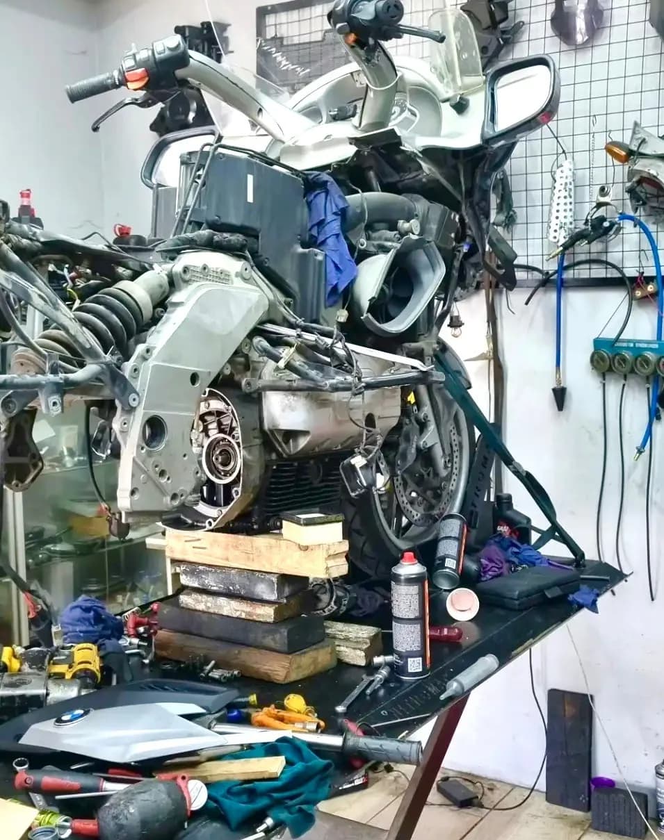 Motor bloğu açılmış BMW boxer üzerinde mekanik onarım