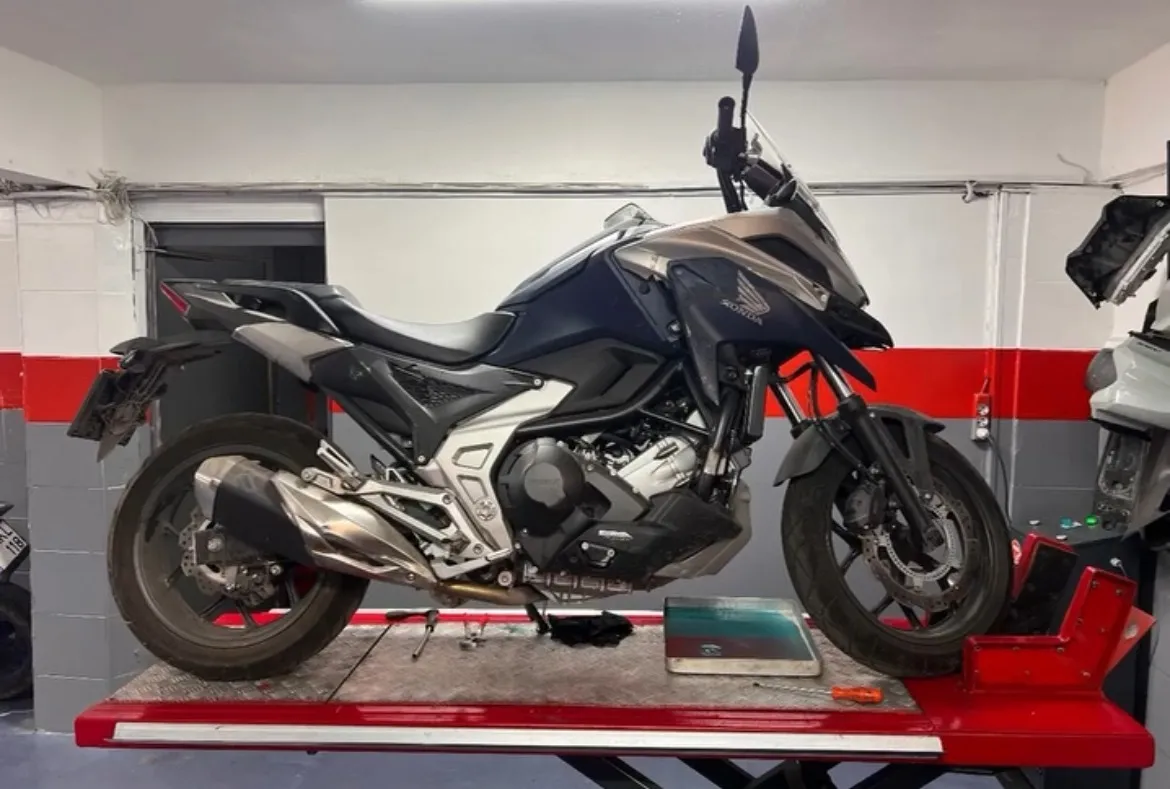 Bakım liftinde Honda NC750X