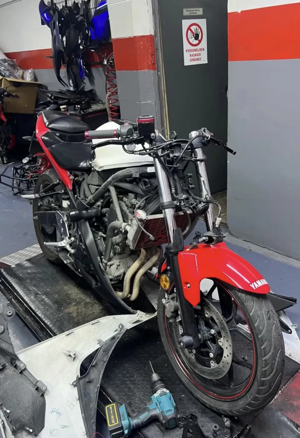 Kaportası sökülmüş hasarlı Yamaha onarımda